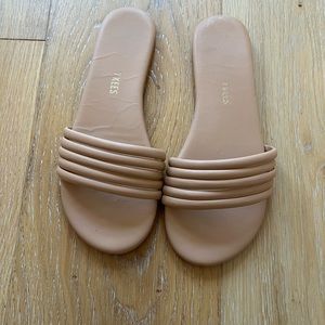 Tkees Serena Sandal - Colour ‘pout’ size 8